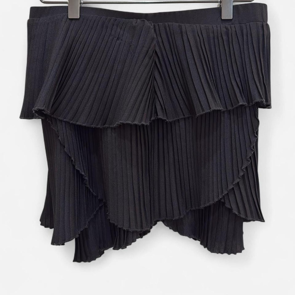 Fanco pleated black skirt in size M. - Picture 2 of 3